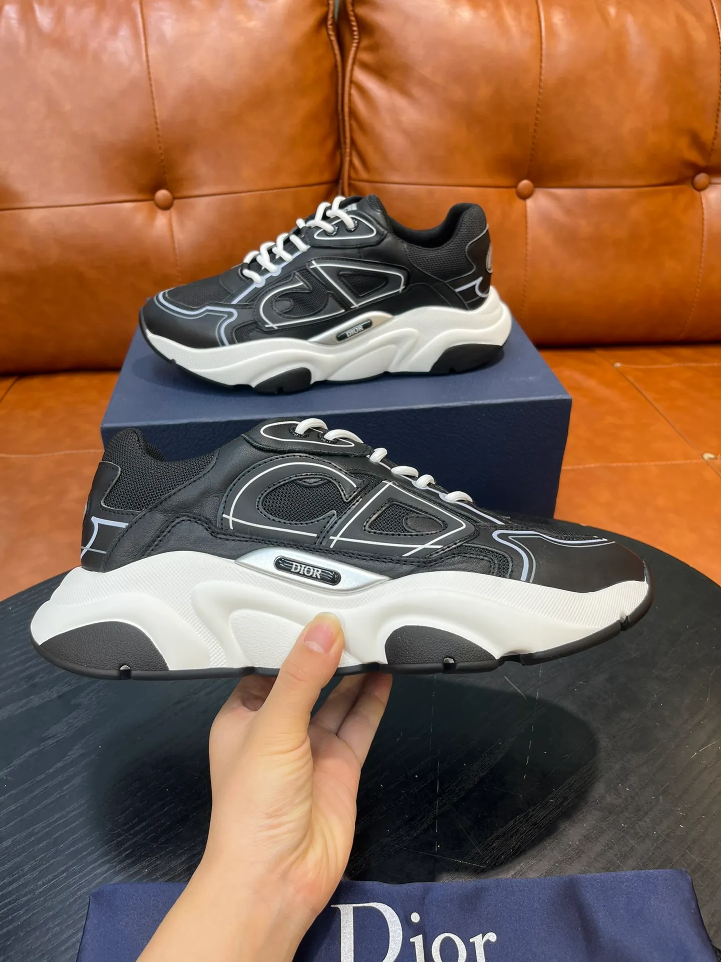Factory price 540💰Dior B22 men's jogging fashion sneakers. This item draws inspiration from retro jogging shoes. It adopts a thick low-top design, with an upper made of leather and mesh fabric, and a black and white engraved rubber sole. Decorated with an embossed "CD" logo on the side. Code number: 39-44